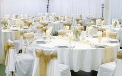 Une table pour un mariage blanc et café pour Question, Info