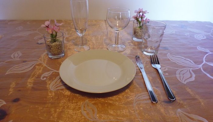 Formule apéro dinatoire: 10 assiettes de 19 cm en porcelaine ronde blanche+20 verres au choix vin, flûte ou jus de fruit+10 fourchettes+10 couteaux