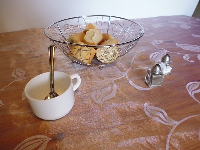 Tasse, corbeille à pain, salière et poivrière, les accessoires indispensable à vos tables